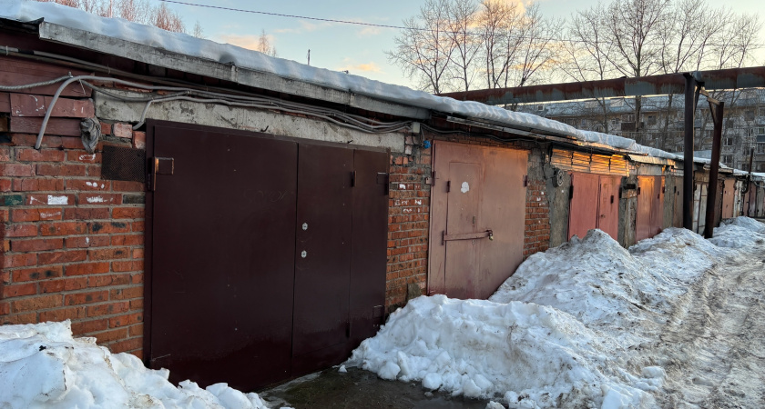 В гараже Иркутской области четверо людей погибли от угарного газа при работающем автомобиле