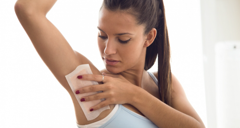 Теперь летом и зимой в пуховике - у меня сухие подмышки: копеечное средство всегда работает. Показываю средство от потливости