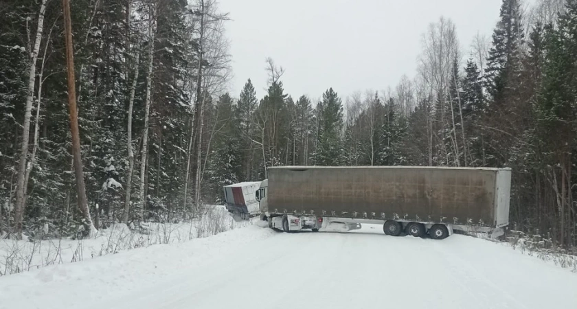 На перевале Даван в Иркутской области фуры полностью перекрыли трассу