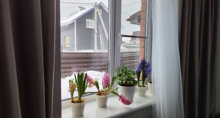 Приклеили за 5 минут - и больше не зябнем: из окон перестало дуть, а подоконник теплый