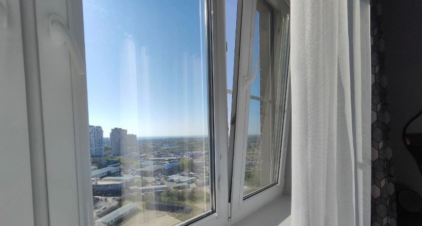 Утеплите окна без клея и затрат: простая вещь из кухни решит проблему за 3 минуты — проверено