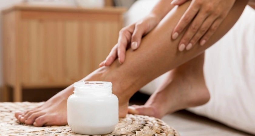 Всего 1 средство — и пятки перестали напоминать наждачную бумагу: за ночь стали гладкими, а делала без пемзы и мазей
