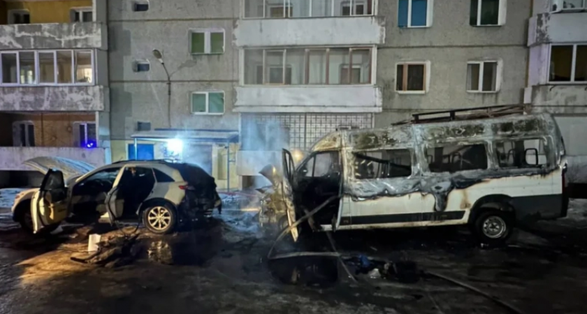 Микроавтобус вспыхнул ранним утром в Иркутской области