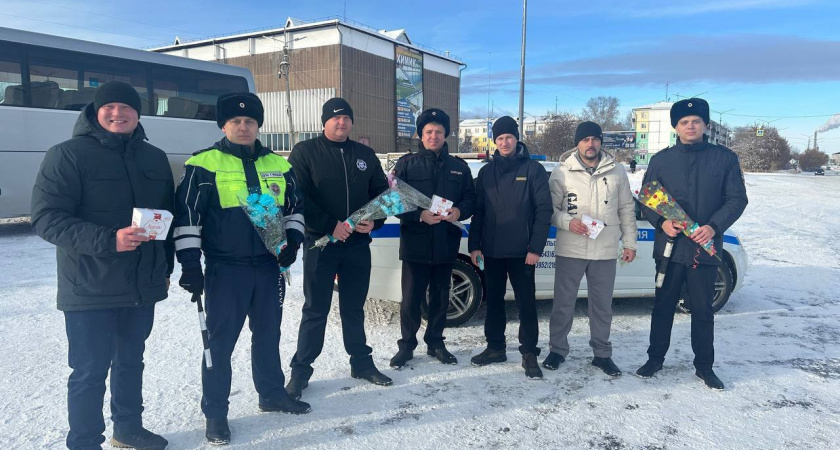Госавтоинспекторы Усолья-Сибирского провели праздничную акцию для женщин-водителей