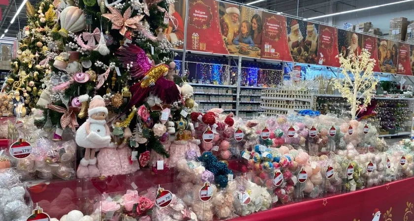 Что купить в "Светофоре" к Новому году 2026: обзор гирлянд, игрушек, подарков и продуктов