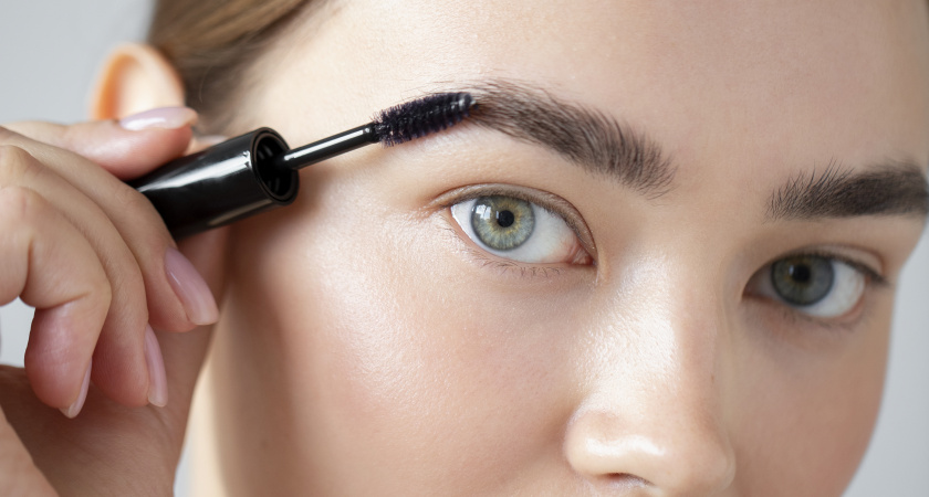 Такая техника покраски бровей заметно старит женщин за 50 - главные ошибки