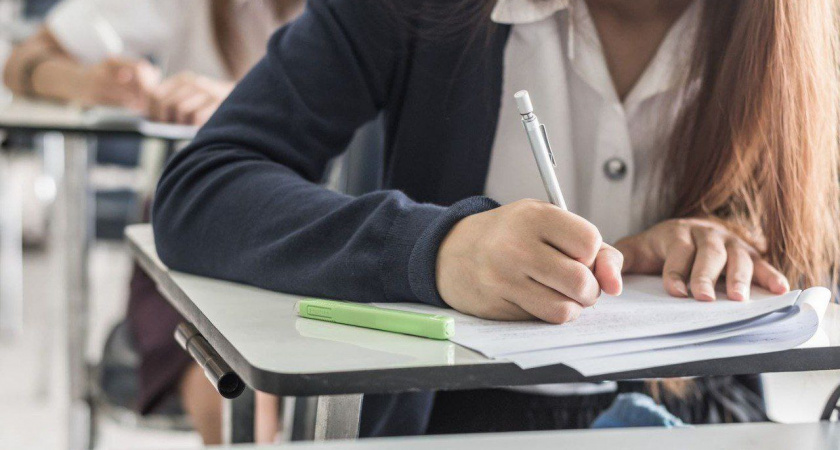 Более 13 тысяч 11-классников Иркутской области написали итоговое сочинение для допуска к ЕГЭ