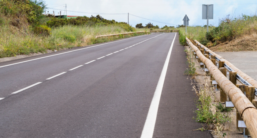 Зачем нужна сплошная линия на обочине справа и когда можно ее пересекать - в ПДД поставили точку