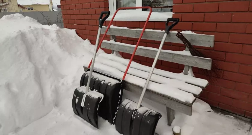 Чем смазывать лопату, чтобы на нее не прилипал снег: полезный совет на зиму — стоит копейки