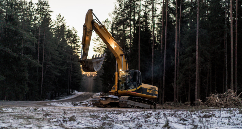 Машинист экскаватора погиб при обрушении моста на трассе в Иркутской области
