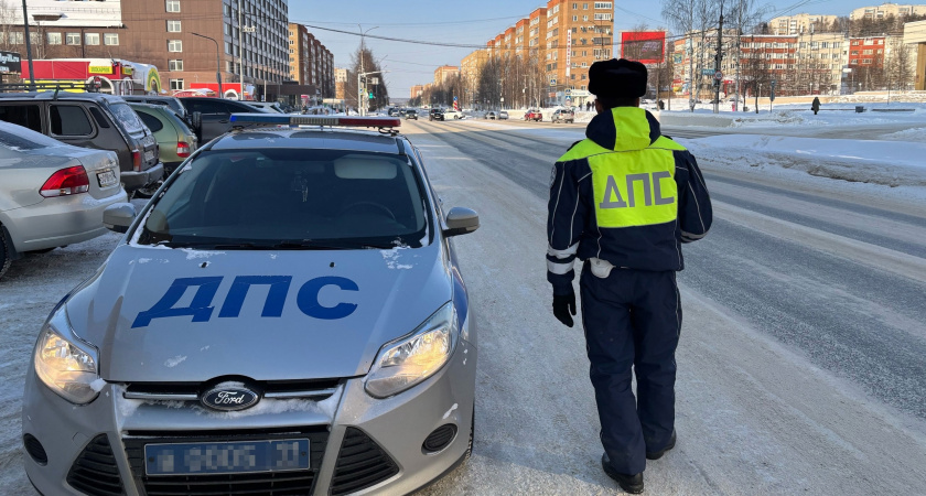 Инспектор ГАИ тормозит под знаком "Остановка запрещена": что на самом деле должен сделать водитель?