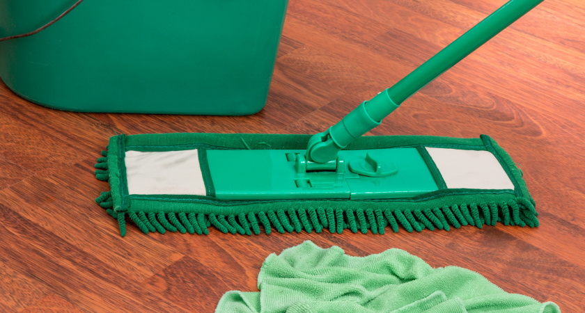 Начала мыть полы солёной водой — перемены в доме почувствовала вся семья: вот зачем нужно добавить соль в ведро