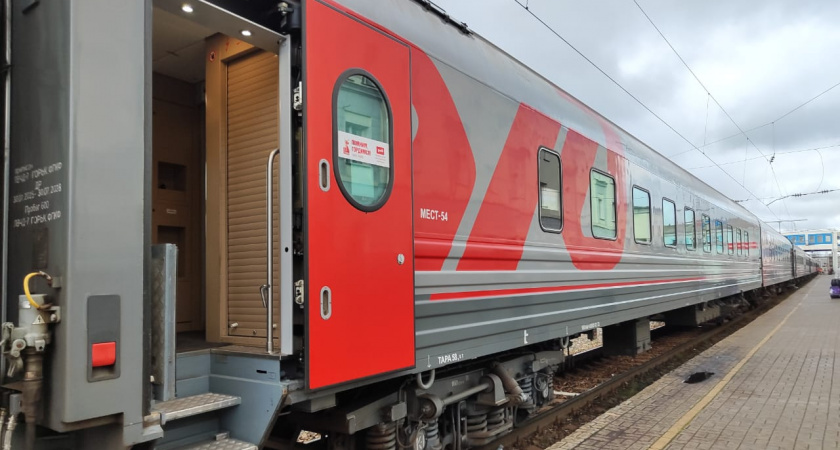 Выкупила нам с сыном все купе, а проводница взяла и посадила к нам троих вахтовиков - это что за новые правила от РЖД