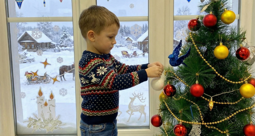Наряжать новогоднюю елку шарами и мишурой уже не модно: 3 трендовых варианта декора 2026