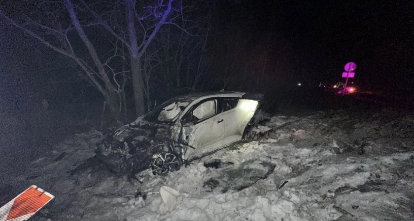 В Иркутской области грузовая фура и легковушка разбились на федеральной трассе, пострадали двое