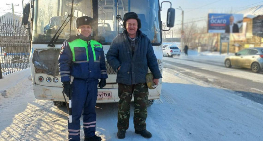 В Иркутской области инспекторы ГИБДД вызволили автобус, заглохший в путепроводе из-за морозов