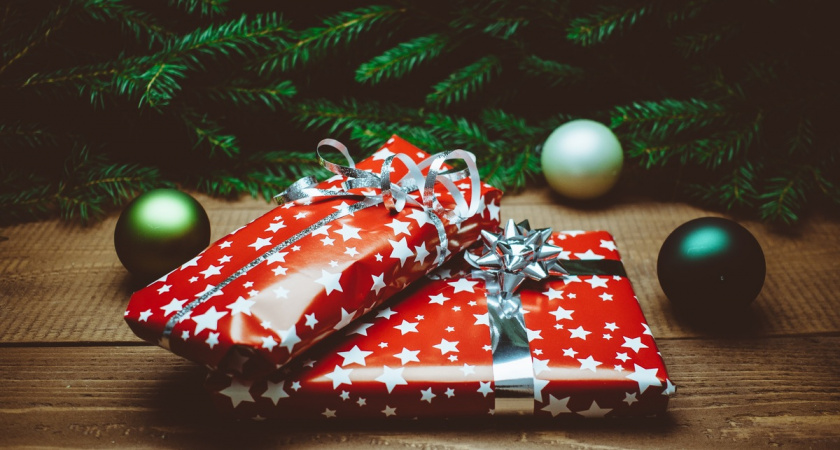 Подарок, который не стыдно вручить: топ-10 интересных вариантов для коллег на "Тайного Санту" — до 1500 р