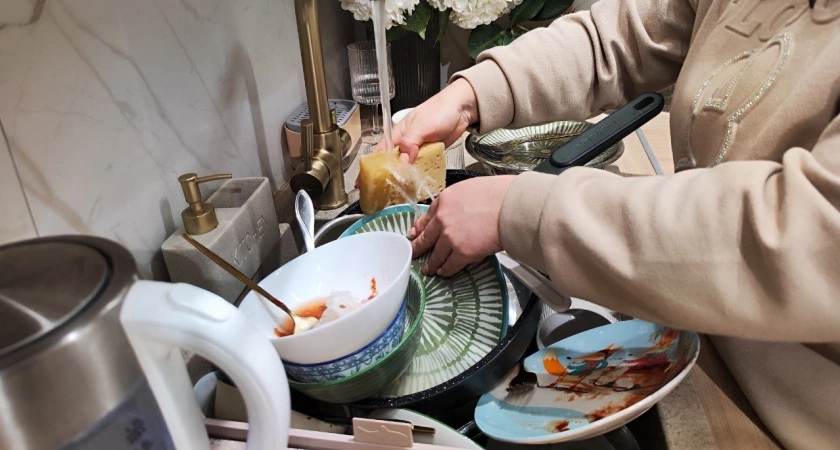 Почему нельзя мыть посуду в гостях — запомните это раз и навсегда