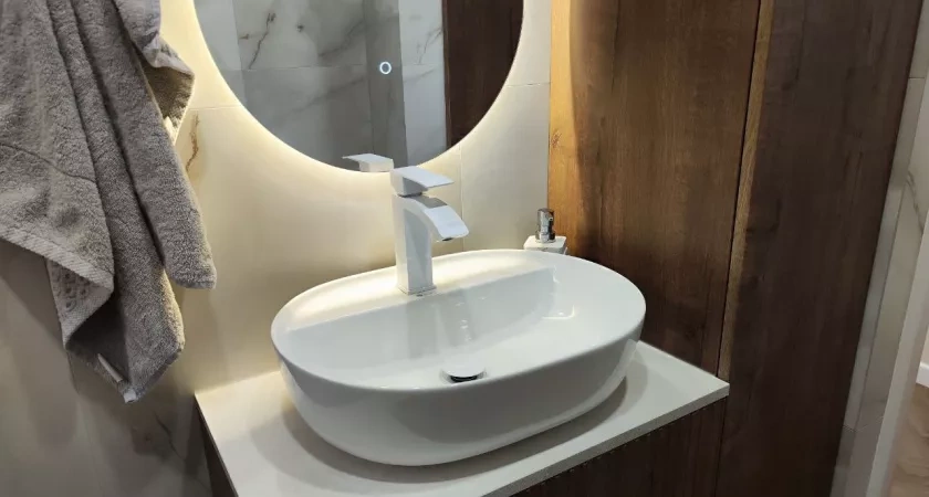 Уезжая из дома надолго, всегда кладу лист бумаги в раковину и не спускаю воду в унитазе - вот зачем это нужно