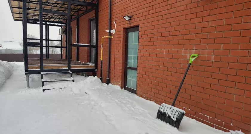 Умные хозяева давно убирают снег не лопатой: рассказываю 2 реально удобных способа — спина и колени будут вам признательны