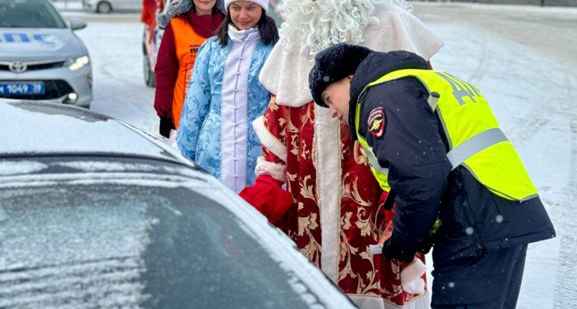 В Иркутске полицейский Дед Мороз останавливал водителей и дарил подарки