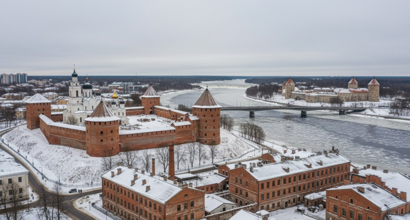 Самый закрытый город России  — всего в двух шагах от Европы. Как сюда добираются люди и живут местные?