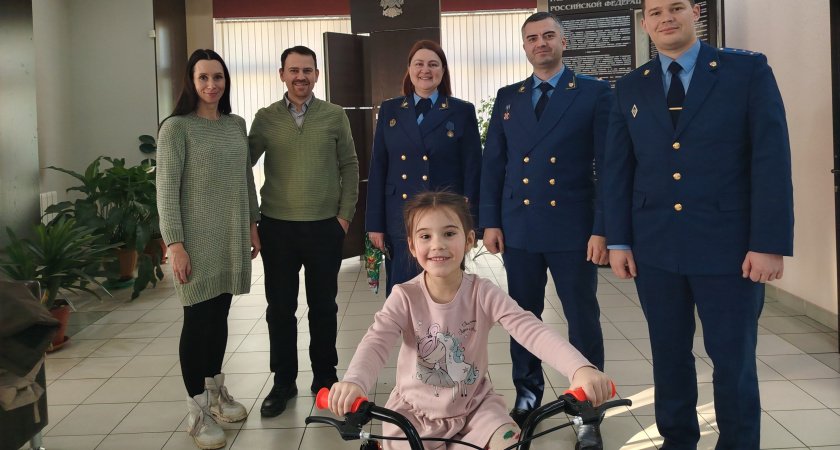 Праздник для тех, кому это дорого: сотрудники прокуратуры Иркутской области подарили велосипед 5-летней девочке