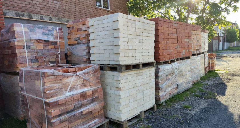 Нужно ли мочить кирпич перед кладкой — строитель дал точный ответ. Запомните раз и навсегда