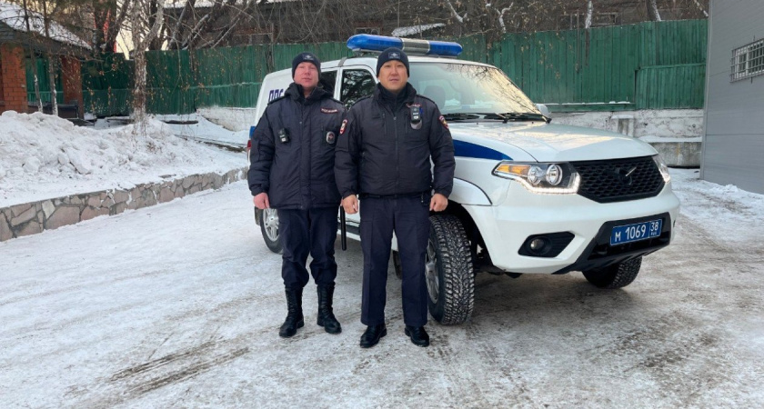 В Иркутской области полицейские помогли водителю выбраться из снежного заноса