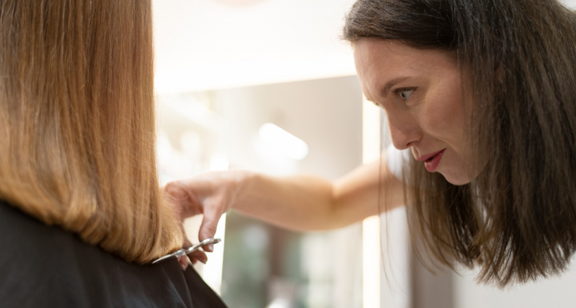 Волосы секутся быстрее, чем растут: эта популярная привычка после душа ломает кончики в три раза чаще