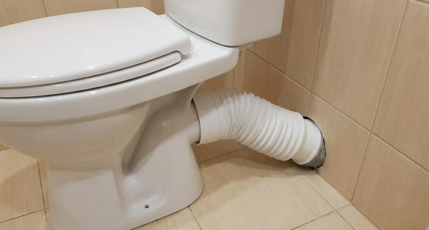 Сантехники всегда морщатся, когда видят гофру под унитазом - самое "проблемное" решение. И вот почему