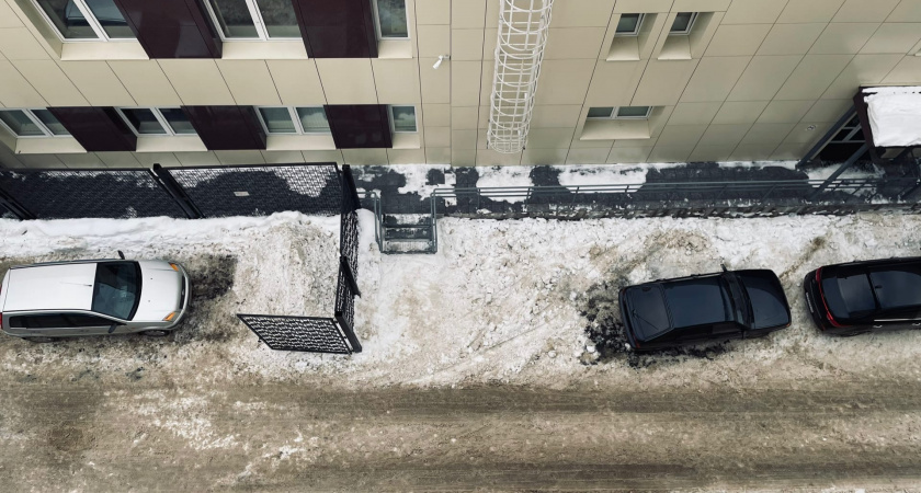 В Усолье-Сибирском иномарка врезалась в ограждение для мусорных контейнеров