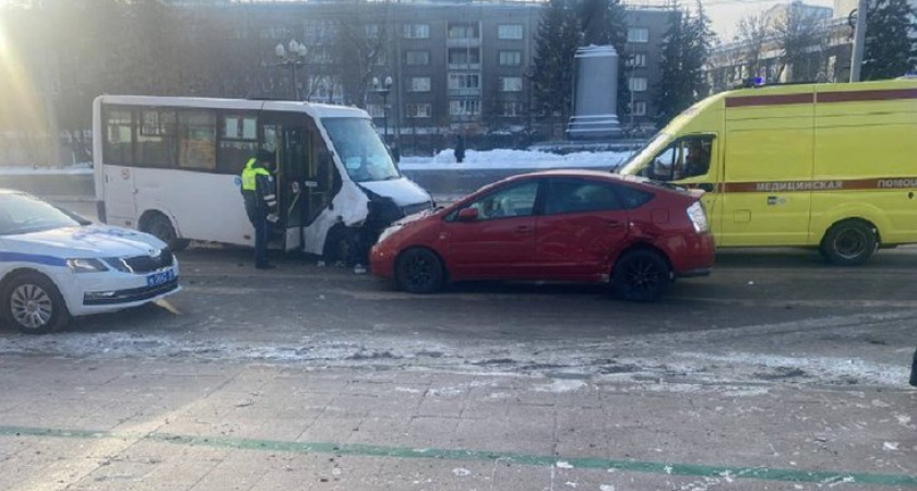 Пассажир маршрутки пострадал в столкновении трех автомобилей в Иркутске