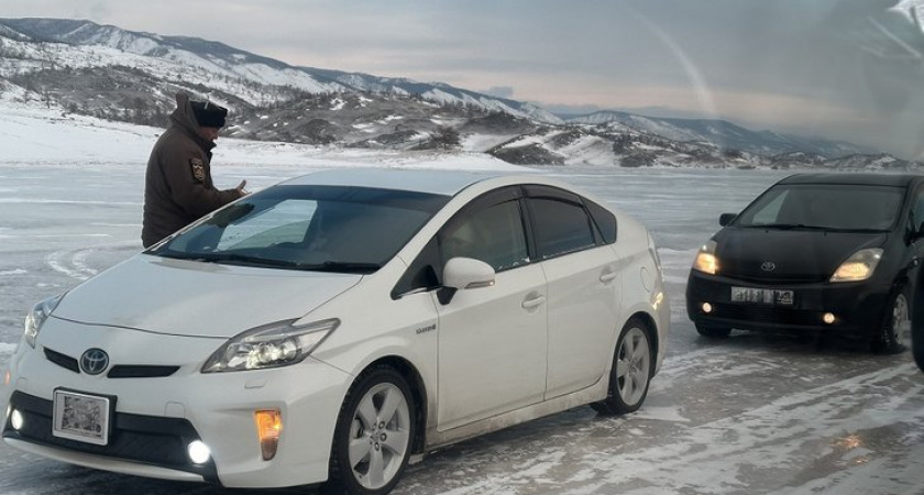 В Иркутской области на Байкале инспекторы штрафуют водителей за выезд на опасный лед