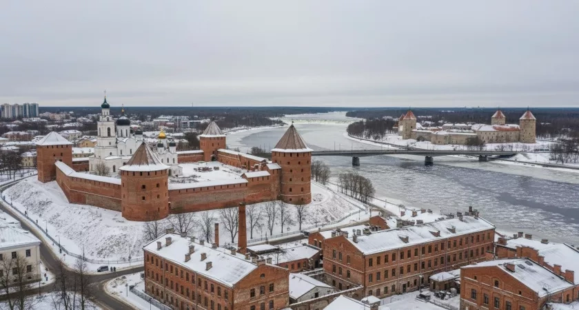 Самый закрытый город России — всего в двух шагах от Европы. Как сюда добираются люди и живут местные?