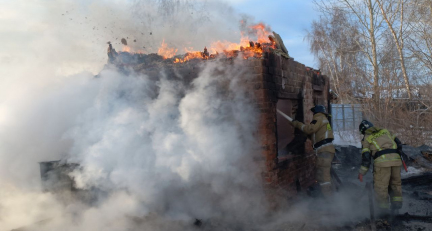 В Усольском районе за неделю огонь повредил жилые дома и хозяйственные строения
