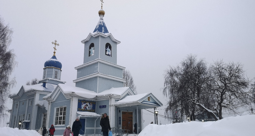 Тысячи жителей Иркутской области окунулись в крещенские купели