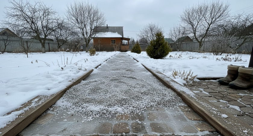  Дорожки превратились в каток: одна смесь решит проблему за минуты — безопасно и дешево