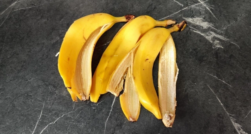 Банановую кожуру посыпаю солью — всю зиму не нарадуюсь своей смекалке: лучший лайфхак для ленивых