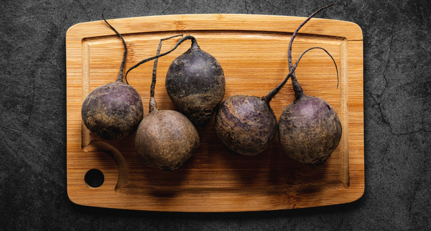 Не варю свеклу часами — хватает 15 минут: один трюк при варке — выходит вкуснее, сочнее и без запаха на весь дом        