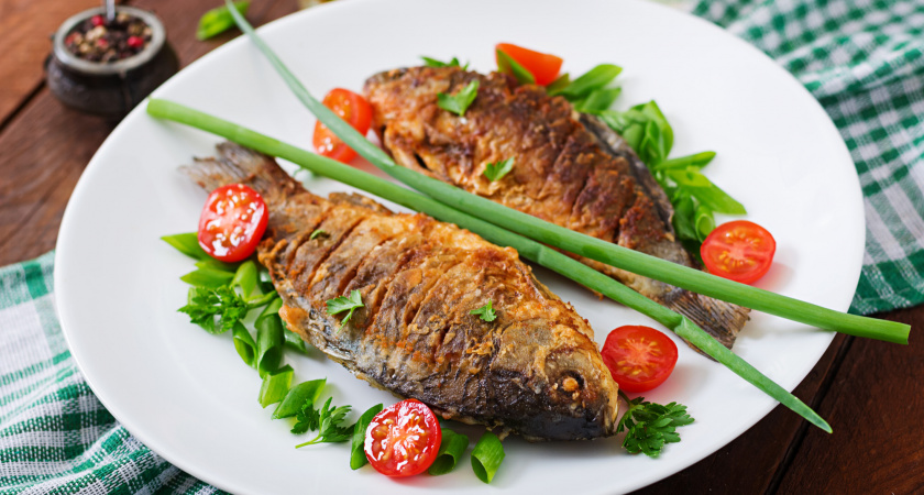 Жарю рыбу по рецепту из бабушкиной тетради под записью: «Как сделать идеальную хрустящую корочку»