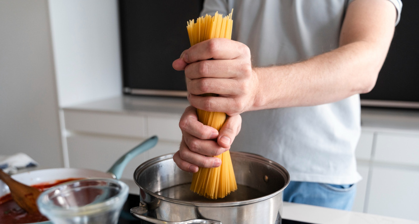 Как солить макароны: во время или после варки? Физик поставил точку