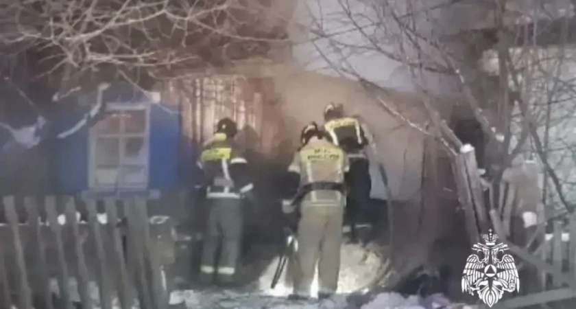 Жительницу Иркутской области и ее взрослых сыновей спасли из горящего дома