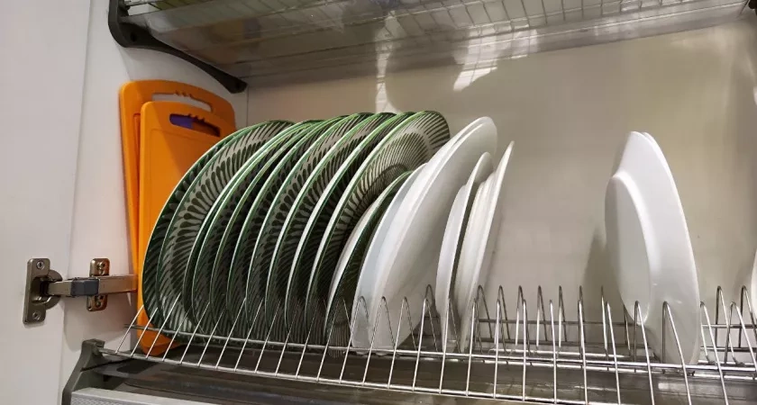 Сушилка больше не нужна: тренд сезона освобождает кухню от беспорядка и возвращает свободное место