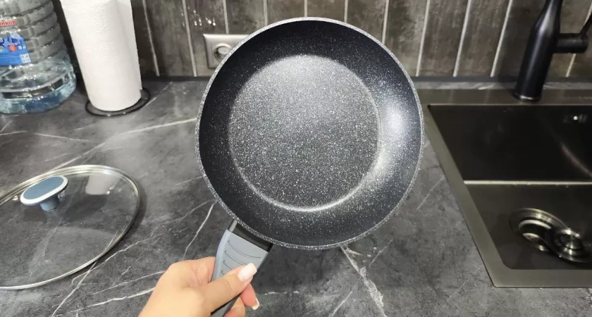 На моей кухне вся посуда сверкает как новая: как мыть жирные сковородки без химии – ресторанный лайфхак