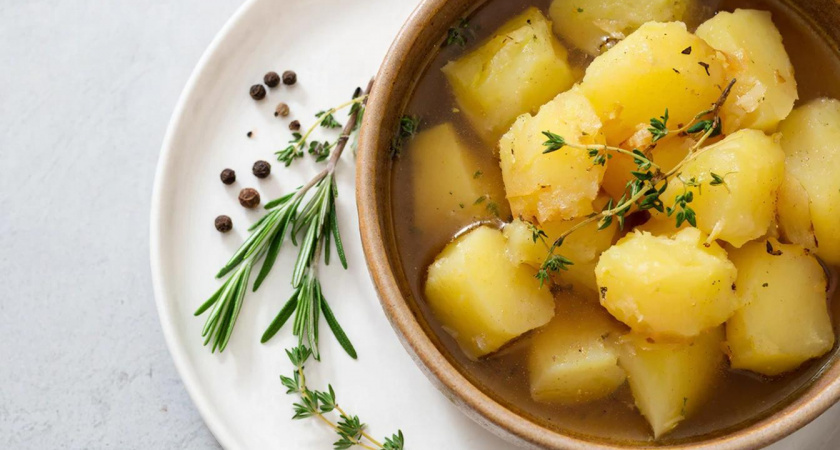 Картофель варите не в воде, а в этом — впитает всё блаженство: вот какую хитрость раскрыли шеф-повара