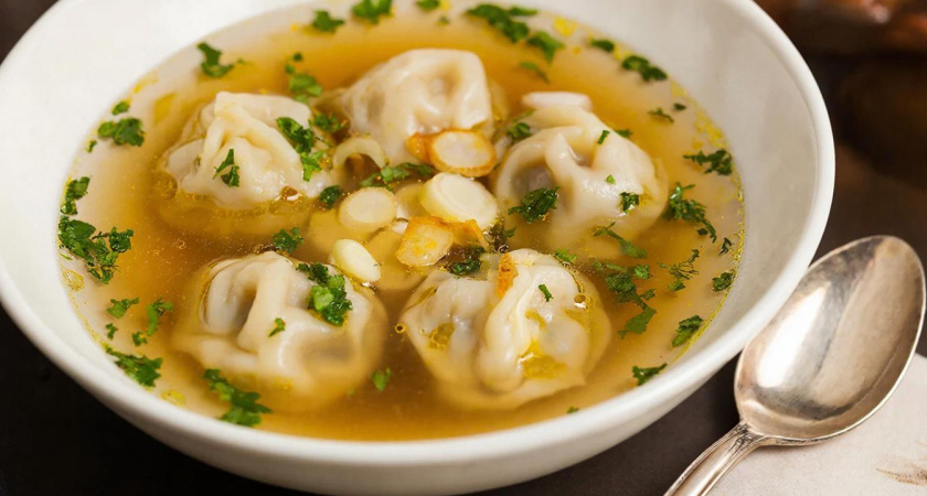 Не «лаврушка» и не укроп: что добавить в бульон для пельменей — вкус как в 5-звёздочном ресторане