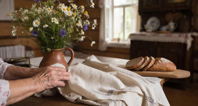 Зачем стелить новую скатерть в четверг: бытовые ритуалы наших бабушек, которые всегда сбываются