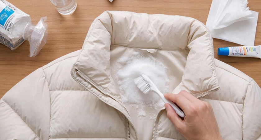 Ни запаха пота, ни пятен на пуховике не осталось - а мне даже стирать не пришлось: 3 зимних лайфхака
