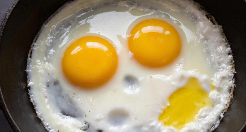 Узнала, как правильно жарить яичницу: одна маленькая хитрость перед тем, как разбить яйцо